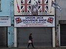 Obchod s britskými suvenýry v unionistické tvrti Belfastu (18. kvtna 2017)
