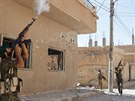 Bojovníci SDF v Rakká se snaí sestelit dron vyputný Islámským státem (14....