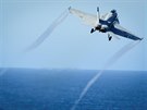 Americký stroj F/A-18E Super Hornet startuje z letadlové lodi USS Nimitz (29....