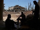 Bojovníci Syrské svobodné armády v jihosyrské provincii Daraá (13. ervna 2017)