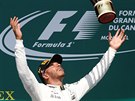 HOP. Lewis Hamilton si uívá s trofejí pro vítze Velké ceny Kanady.