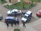 Policisté zatkli opoziního pedáka Alexeje Navalného u vchodu do jeho bydlit...
