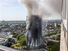 Poár zachvátil londýnskou výkovou budovu Grenfell Tower. (14. 6. 2017)