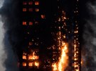 Plameny pohltily výkový bytový dm v západním Londýn (14. ervna 2017)