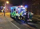 Záchranái odváejí ranné poblí Finsbury Park v Londýn (19. ervna 2017)