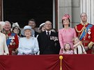 lenové britské královské rodiny na balkonu Buckinghamského paláce bhem...