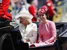 Vévodkyn z Cornwallu Camila a vévodkyn z Cambridge Kate pijídjí do...