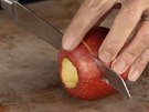 Vydlabejte jádince s seíznte vrky jablek.