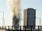Poár výkové budovy v západním Londýn (14. ervna 2017)