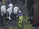 Záchranái zasahují po poáru budovy Grenfell Tower v Londýn (14.6.2017)