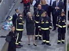 Britská premiérka Theresa Mayová si prohlíí výkovou budovu v Londýn, kterou...