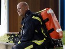 Odpoívající hasi u poáru budovy Grenfell Tower v Londýn (14.6.2017)
