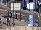 Policisté v Londýn hlídkují nedaleko místa, kde idi dodávkou najel do lidí...