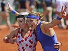 ampionky. Bethanie Matteková-Sandsová a Lucie afáová slaví titul z Roland...