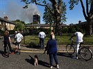 Lidé sledují boj hasi s poárem Grenfell Tower (14. ervna 2017)
