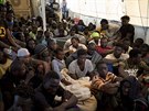 Uprchlíci na jedné ze záchranných lodí ve Stedozemním moi.