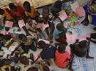 Dttí uprchlíci z Jiního Súdánu nachází doasné útoit v táborech v Ugand.