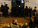 V noci na nedli vyvedla policie 27 squatter z budov na rohu praských ulic...