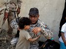Voják z irácké armády dává napít dívce v Mosulu (17. erven 2017)