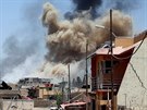 Kou se vznáí nad budovami v západním Mosulu (17. erven 2017)