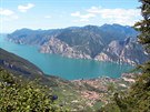 Pohled na severní část Lago di Garda. Dole je vidět obec Nago-Torbole, při...