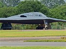 Americk bombardr B-2 pistv na zkladn v britskm Fairfordu