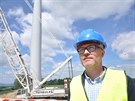 Jednatel spole�nosti EEH Marek Lang dohl�� na stavbu elektr�ren.