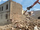 Bagr v Plzni rozeb�r� domy. P�ek�ej� budouc� silnici a trati