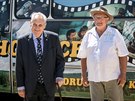 Prezident Milo� Zeman se v Ho�tic�ch vyfotil u autobusu Zem�k. Na sn�mku je s...