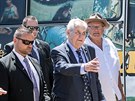 Prezident Milo� Zeman se v Ho�tic�ch vyfotil u autobusu Zem�k. Na sn�mku je s...