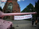 Na hlavni rového tanku v centra Brna se objevil hákovaný transparent s...