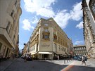 V roce 1928 v Thonetov paláci otevela kavárna Savoy a s tisíci místy. Po...