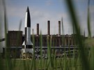 Výzkumné centrum v Peenemünde. Na podstavci stojí první balistická raketa svta...