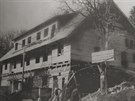 Stavba hotelu na Kemeníku. Snímek je z roku 1940.