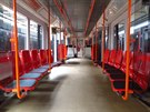 Na lince metra C si cestující mohou vyzkouet nové, plastové sedaky. (12....