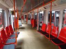 Na lince metra C si cestujc mohou vyzkouet nov, plastov sedaky. (12....