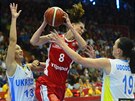 eská basketbalistka Ilona Burgrová se probíjí ukrajinskou obranou.