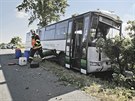 Pi stetu autobusu a osobního auta u Kunjovic se lehce zranili tyi lidé....