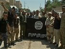 Vojáci irácké armády pózují s ukoistnou vlajkou tzv. Islámského státu