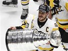 Sidney Crosby z Pittsburghu znovu po roce zvedá Stanley Cup.