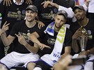 Klay Thompson, Stephen Curry a Kevin Durant (zleva) oslavují titul pro Golden...