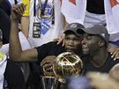 Kevin Durant (vlevo) a Draymond Green z Golden State s trofejí pro vítze NBA
