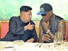 Dennis Rodman se v Severní Koreji setkává s tamním tyranem Kim ong-unem.