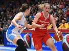eská basketbalistka Alena Hanuová (v erveném) uniká Kateryn Dogorobuzovové...