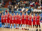 eské basketbalistky poslouchají hymnu ped utkáním s Ukrajinou.