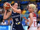 Slovenská basketbalistka Sabina Oroszová kontroluje mí ped Isil Albenovou z...