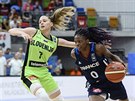 Slovinská basketbalistka Rebeka Abramoviová (vlevo) marn brání Olivii...