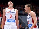 Zklamané eské basketbalistky Ilona Burgrová (vlevo) a Tereza Vyoralová
