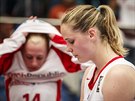 Zklamané eské basketbalistky Alena Hanuová (v popedí) a Petra Záplatová