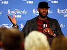 LeBron James z Clevelandu odpovídá novinám po neúspném finále NBA.